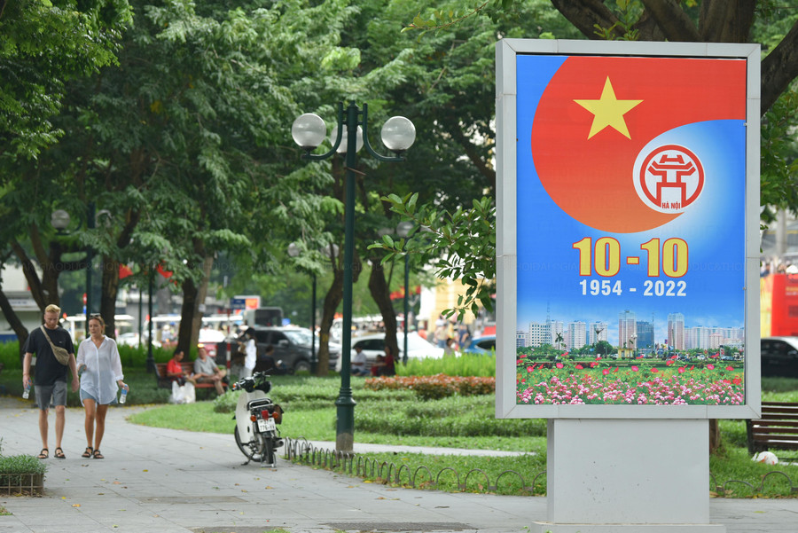 Những câu khẩu hiệu được in trên tấm pano, áp phích, băng rôn… là minh chứng cho Hà Nội hôm nay được vinh danh là Thành phố vì hòa bình, một đô thị văn minh, hiện đại, xứng tầm là Thủ đô của một đất nước năng động, đổi mới và phát triển. Những câu khẩu hiệu được in trên tấm pano, áp phích, băng rôn… là minh chứng cho Hà Nội hôm nay được vinh danh là Thành phố vì hòa bình, một đô thị văn minh, hiện đại, xứng tầm là Thủ đô của một đất nước năng động, đổi mới và phát triển.