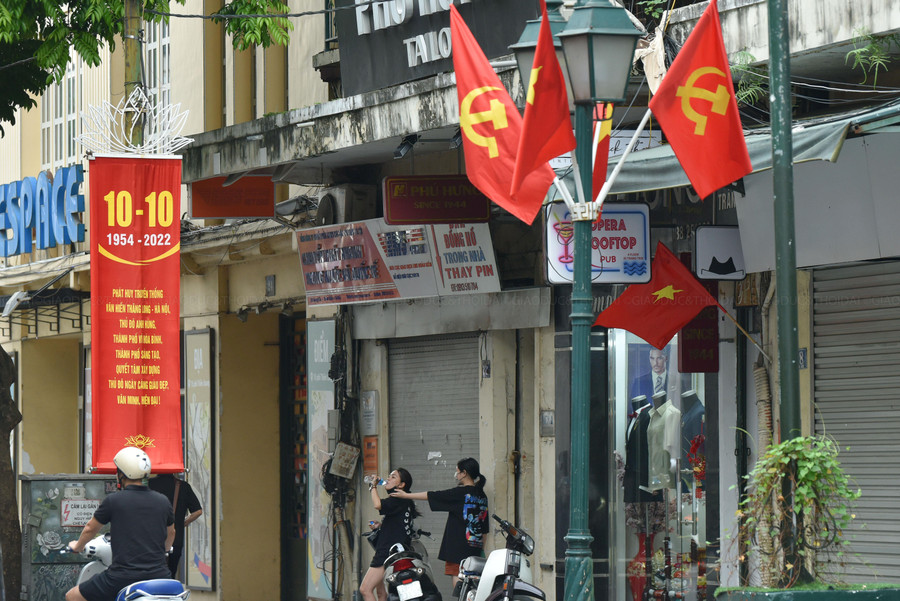 Nhiều tuyến phố trên địa bàn Hà Nội như: Hùng Vương, Hoàng Diệu, Lê Hồng Phong, đều được trang hoàng rực rỡ với cờ Tổ quốc, băng rôn, khẩu hiệu… Nhiều tuyến phố trên địa bàn Hà Nội như: Hùng Vương, Hoàng Diệu, Lê Hồng Phong, đều được trang hoàng rực rỡ với cờ Tổ quốc, băng rôn, khẩu hiệu…