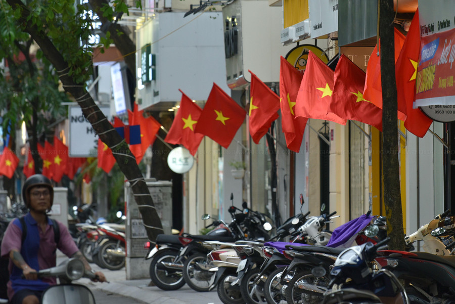 Việc treo cờ Tổ quốc vào mỗi dịp trọng đại của đất nước góp phần thể hiện niềm tự hào về những năm tháng chiến đấu, hy sinh của toàn dân để giành lại độc lập dân tộc, toàn vẹn lãnh thổ. Việc treo cờ Tổ quốc vào mỗi dịp trọng đại của đất nước góp phần thể hiện niềm tự hào về những năm tháng chiến đấu, hy sinh của toàn dân để giành lại độc lập dân tộc, toàn vẹn lãnh thổ.