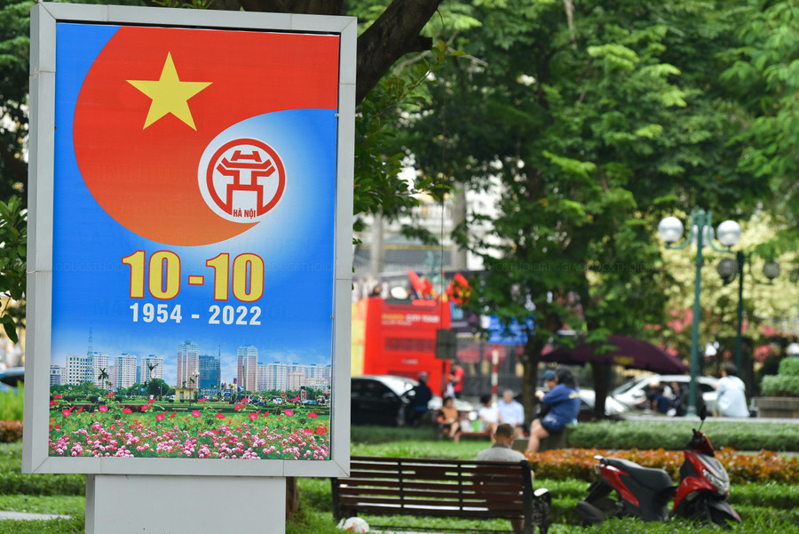 Chào mừng kỷ niệm 68 năm Ngày Giải phóng Thủ đô (10/10/1954 - 10/10/2022), nhiều tuyến đường đều được trang hoàng rực rỡ cờ Đảng, cờ Tổ quốc, pano, áp phích... Chào mừng kỷ niệm 68 năm Ngày Giải phóng Thủ đô (10/10/1954 - 10/10/2022), nhiều tuyến đường đều được trang hoàng rực rỡ cờ Đảng, cờ Tổ quốc, pano, áp phích...