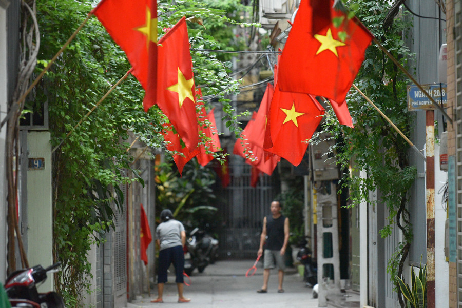 Từ đường lớn đến những ngõ nhỏ đều rực đỏ màu cờ Tổ quốc. Từ đường lớn đến những ngõ nhỏ đều rực đỏ màu cờ Tổ quốc.