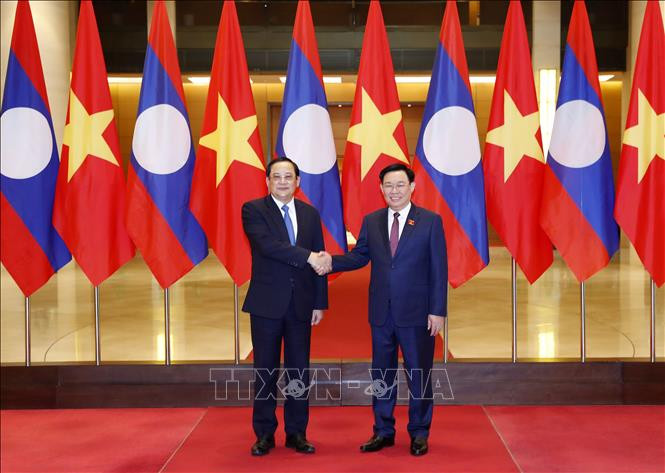 Chủ tịch Quốc hội Vương Đình Huệ đón Thủ tướng Lào Sonexay Siphandone. Ảnh: Nhan Sáng/TTXVN Chủ tịch Quốc hội Vương Đình Huệ đón Thủ tướng Lào Sonexay Siphandone. Ảnh: Nhan Sáng/TTXVN
