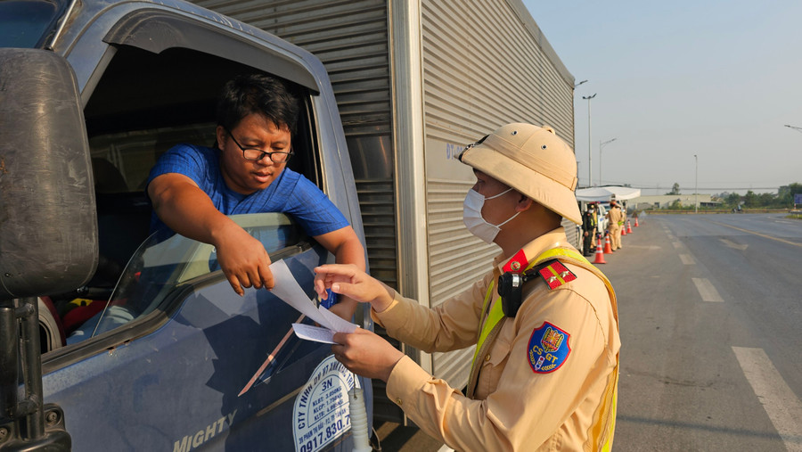 CSGT hướng dẫn tài xế tham gia giao thông an toàn. CSGT hướng dẫn tài xế tham gia giao thông an toàn.