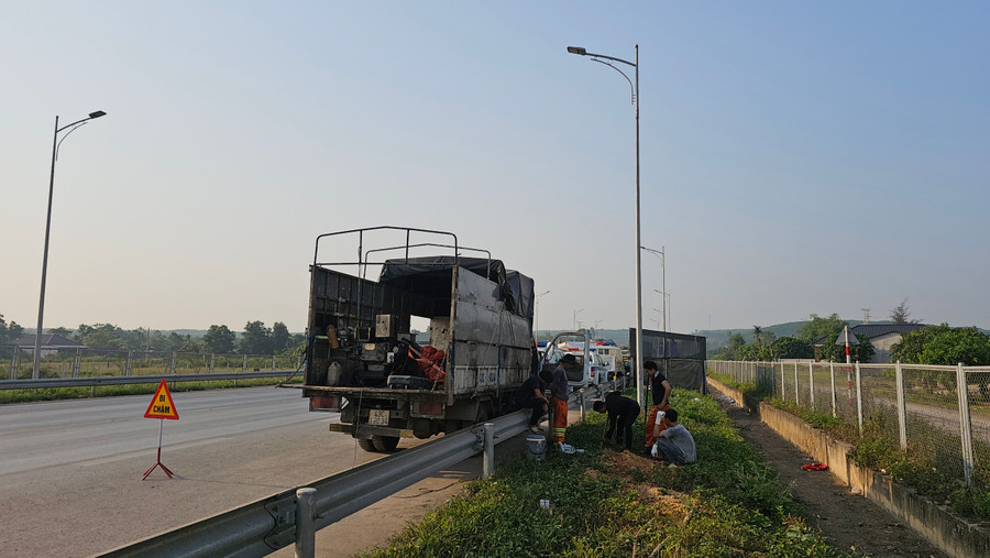 Các lực lượng triển khai cắm bổ sung biển báo cấm. Các lực lượng triển khai cắm bổ sung biển báo cấm.