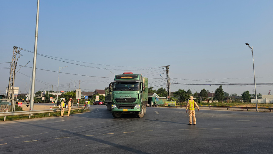 Một số xe đầu kéo đi vào cao tốc được CSGT hướng dẫn đi đường khác. Một số xe đầu kéo đi vào cao tốc được CSGT hướng dẫn đi đường khác.