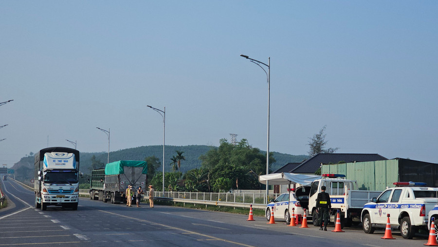 Lực lượng chức năng tăng cường điều tiết giao thông. Lực lượng chức năng tăng cường điều tiết giao thông.