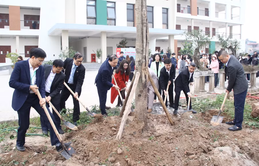 Dịp này, Khoa Du lịch và Ngoại ngữ trồng gần 100 cây xanh tại khuôn viên của khoa.