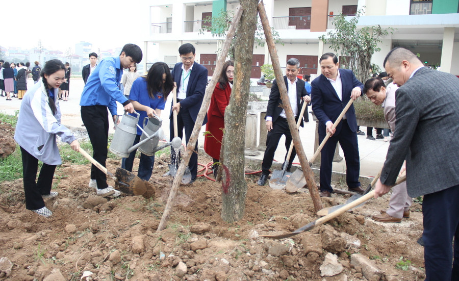 Các đại biểu và cán bộ, giảng viên, sinh viên Khoa Du lịch và Ngoại ngữ, Học viện Nông nghiệp Việt Nam hưởng ứng Tết trồng cây năm 2024.