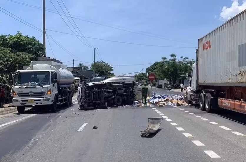 Xe ô tô tải khi qua đường đã bị container tông (Ảnh: CTV).