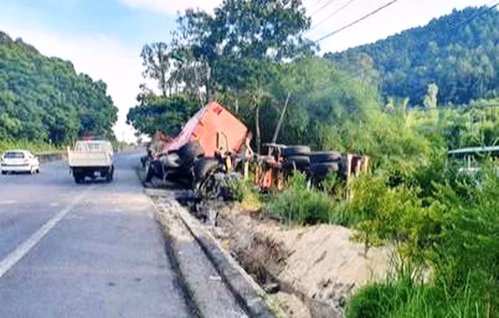 Chiếc xe container khi lên dốc Mũi Né đã bất ngờ văng thùng container ra ngoài (Ảnh: CTV).