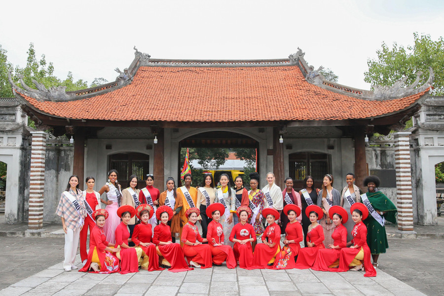 Sự xuất hiện của các thí sinh cuộc thi Hoa hậu du lịch thế giới tại Lễ hội &quot;Mê Linh rực rỡ sắc hoa&quot; góp phần quảng bá hình ảnh huyện Mê Linh.