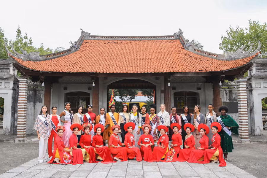 Sự xuất hiện của các thí sinh cuộc thi Hoa hậu du lịch thế giới tại Lễ hội "Mê Linh rực rỡ sắc hoa" góp phần quảng bá hình ảnh huyện Mê Linh.