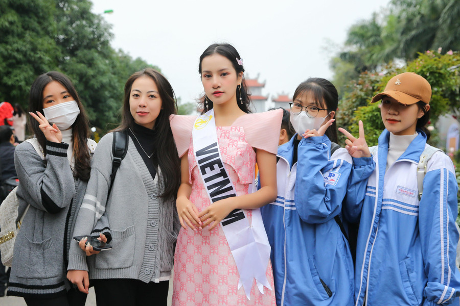 Á hậu 1 cuộc thi Hoa hậu Hoàn cầu Việt Nam Lê Thị Hương Ly bày tỏ sự thích thú với những bông hoa tươi đẹp được trưng bày tại lễ hội &quot;Mê Linh rực rỡ sắc hoa&quot;.