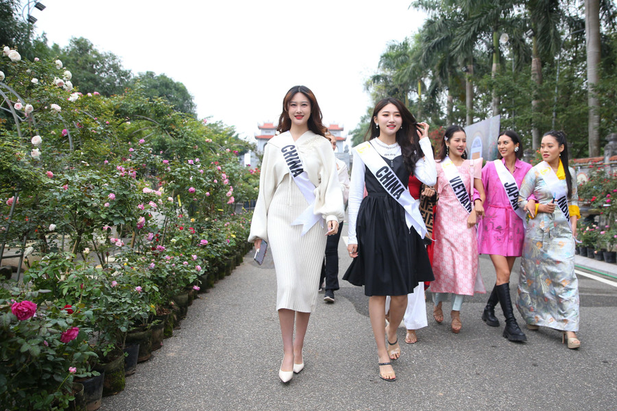 35 người đẹp tham dự Vòng chung kết cuộc thi Hoa hậu Du lịch Thế giới tham quan Lễ hội hoa Mê Linh.