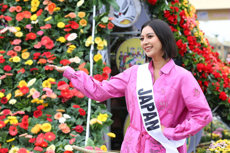 Người đẹp các nước check-in tại con đường hoa Mê Linh.