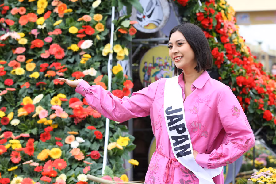 Người đẹp các nước check-in tại con đường hoa Mê Linh.