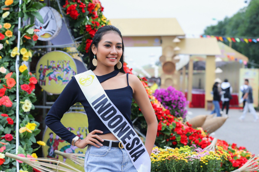 Người đẹp các nước check-in tại con đường hoa Mê Linh.