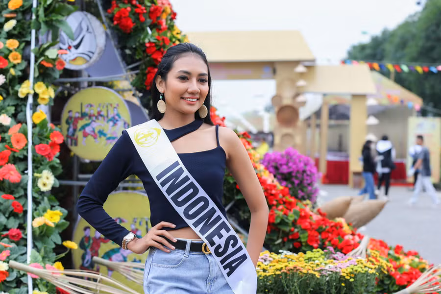 Người đẹp các nước check-in tại con đường hoa Mê Linh.