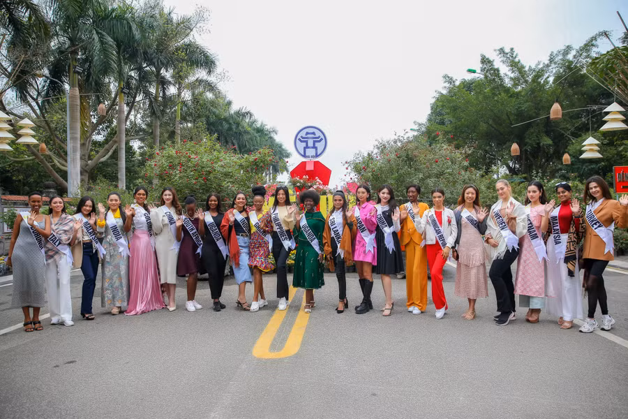 Sự xuất hiện của các thí sinh cuộc thi Hoa hậu du lịch thế giới tại Lễ hội "Mê Linh rực rỡ sắc hoa" góp phần quảng bá hình ảnh huyện Mê Linh.
