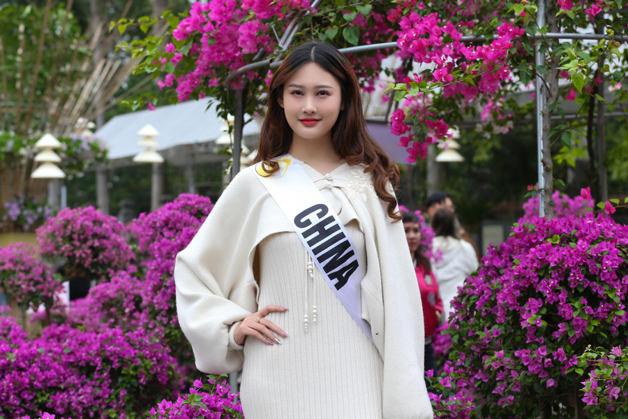 Người đẹp các nước check-in tại con đường hoa Mê Linh.