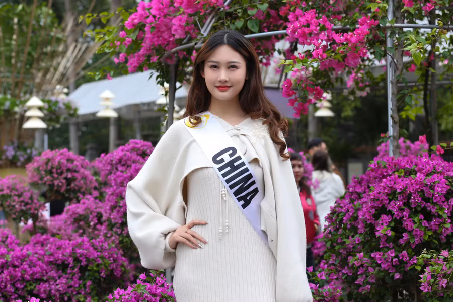 Người đẹp các nước check-in tại con đường hoa Mê Linh.