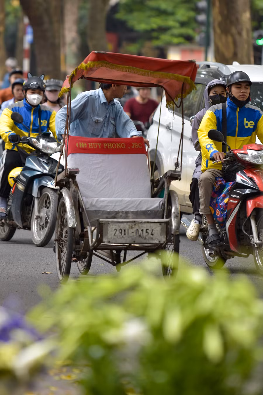 Các tiểu thương bán hoa tại phố Phan Đình Phùng (Ba Đình) cho biết năm nay giá hoa loa kèn khá cao dao động từ 80.000 đồng đến 100.000 đồng/bó 10 bông.