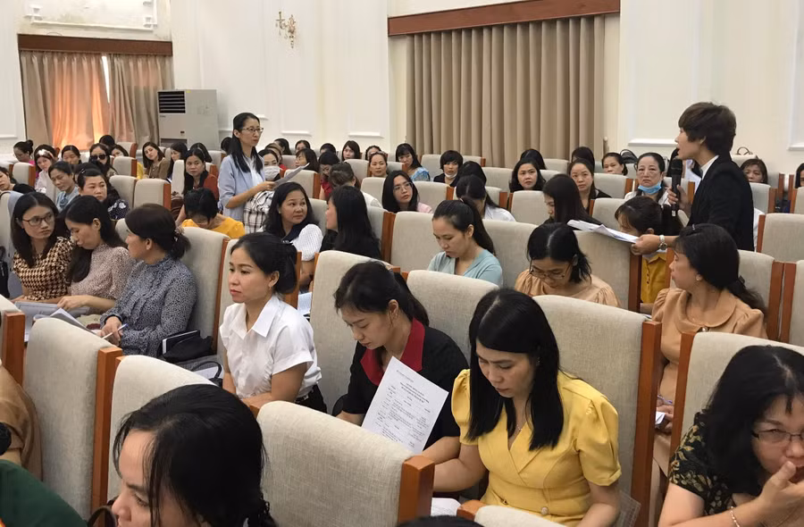 Chuyên gia và đại biểu cùng thảo luận, trao đổi tại Hội nghị tập huấn nâng cao chất lượng tổ chức và hoạt động nhóm trẻ, lớp mẫu giáo mầm non độc lập.