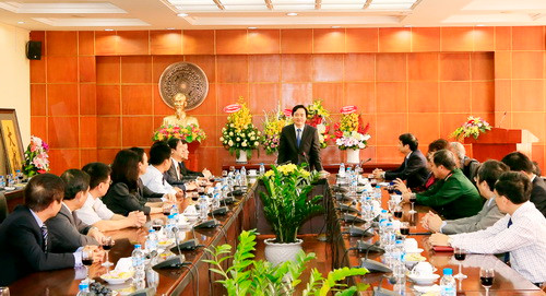 Bộ trưởng Phùng Xuân Nhạ phát biểu tại buổi đầu gặp gỡ các đồng chí trong Ban cán sự Đảng, các trưởng đơn vị của Cơ quan Bộ Giáo dục và Đào tạo