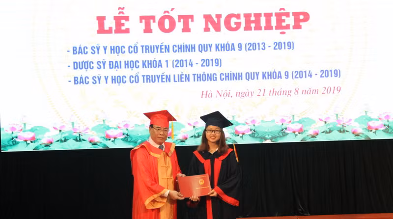 PGS.TS Đậu Xuân Cảnh - Giám đốc Học viện trao Bằng tốt nghiệp cho các tân Bác sỹ y học cổ truyền