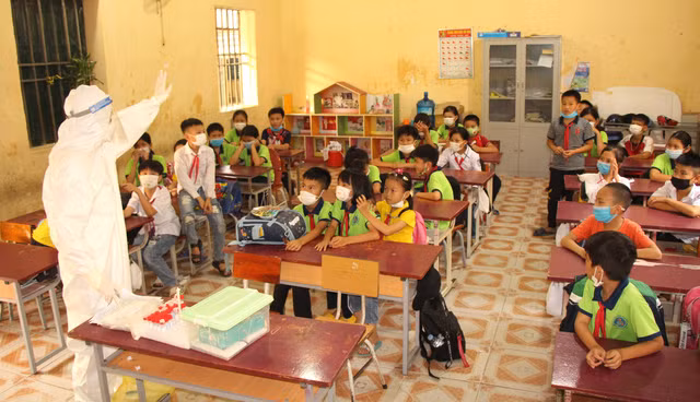 Gần 1.800 học sinh xã Cẩm Đông, huyện Cẩm Giàng tạm thời dừng đến trường. Ảnh: Đ.Tùy