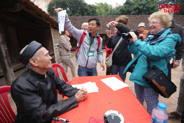 Gói bánh chưng, xin chữ đầu năm cũng được các bạn nhỏ cũng như du khách hứng thú tham gia.