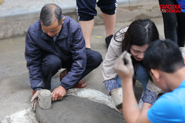 Nhiều bạn nhỏ hào hứng tham gia những trò chơi truyền thống.