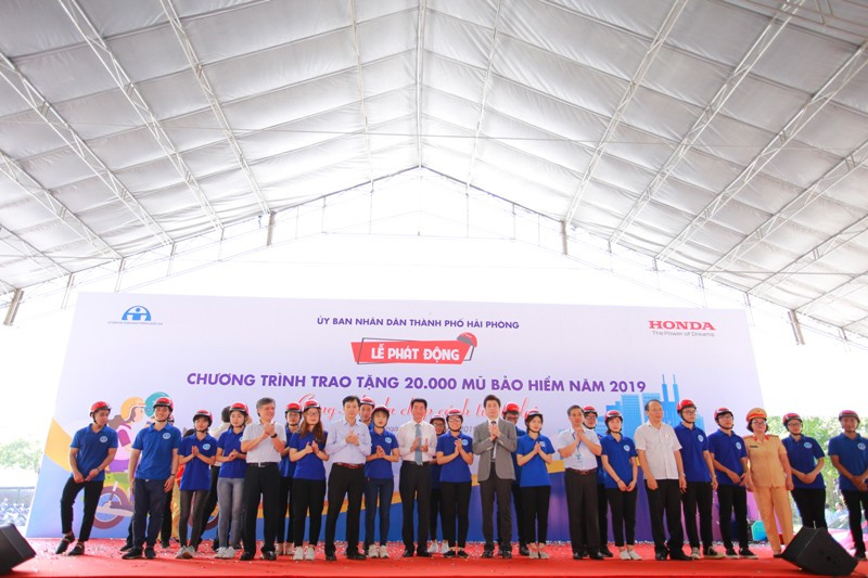 Đại diện Honda Việt Nam, UBATGTQG và các cơ quan, đơn vị trao tặng MBH cho 20 bạn sinh viên đại diện cho Đại học Y Dược Hải Phòng nhận 2.000 chiếc MBH