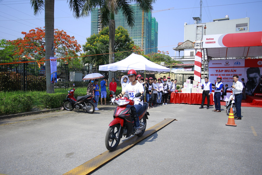 Các bạn sinh viên tham gia các bài tập thực hành dưới sự hướng dẫn của các HDV LXAT HEAD Hồng Phát