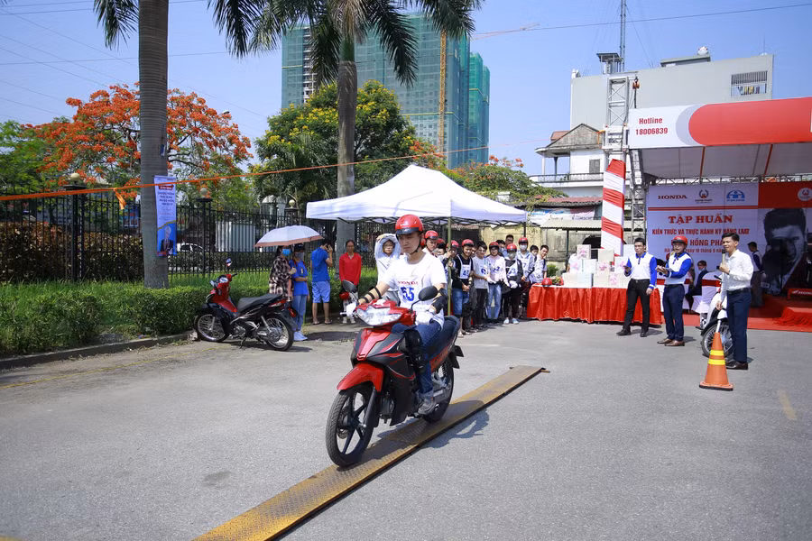 Các bạn sinh viên tham gia các bài tập thực hành dưới sự hướng dẫn của các HDV LXAT HEAD Hồng Phát