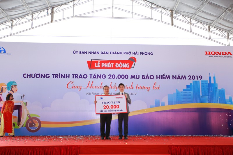Ông Koji Ito trao tượng trưng 20.000 MBH cho Lãnh đạo Ủy ban ATGT Quốc gia,