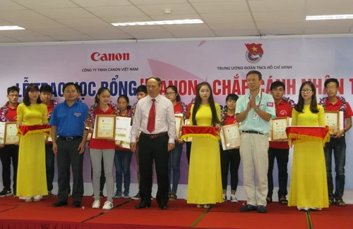 Thắp sáng ước mơ từ học bổng "Canon - Chắp cánh nhân tài”