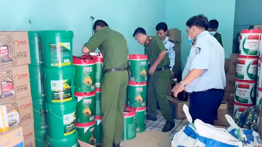 Cơ quan chức năng tiến hành kiểm tra số lượng dầu nhớt nghi giả mạo thương hiệu nổi tiếng tại phòng trọ do đối tượng Lý thuê.