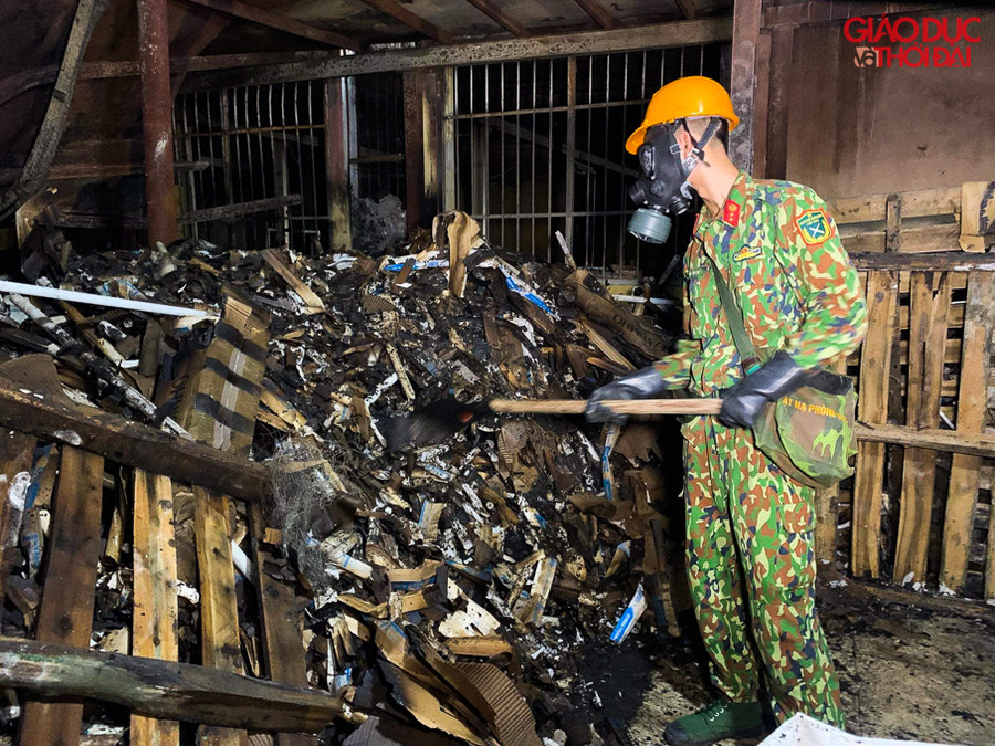 Trong khi đó, tại bên trong nhiều điểm, các chiến sĩ đang tiến hành công tác thu gom cũng như quan trắc.
