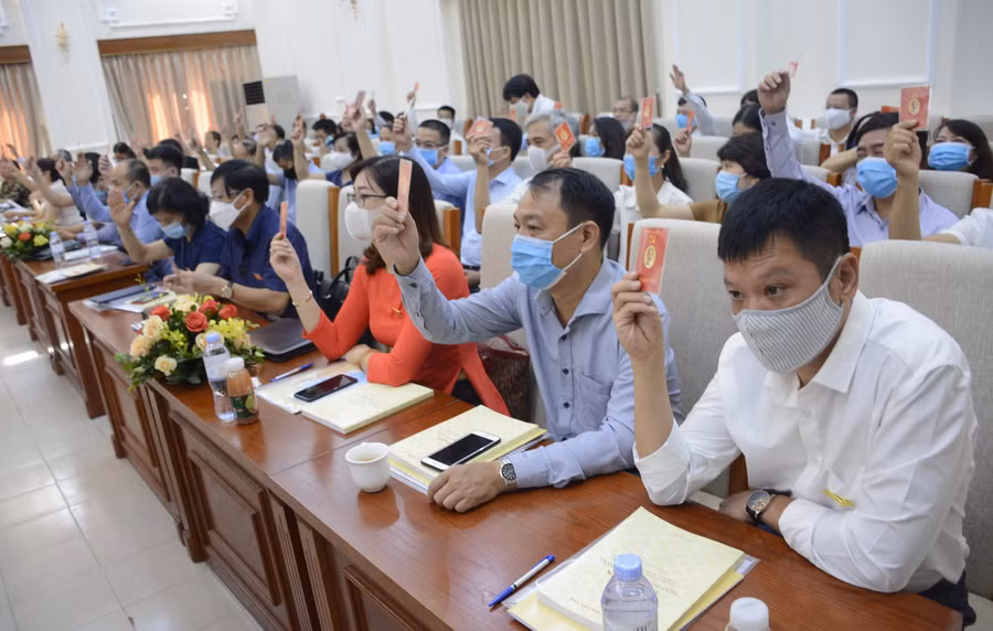 Các đại biểu biểu quyết một số nội dung trong Phiên trù bị