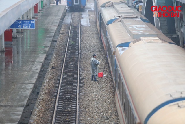 Cán bộ nhân viên ngành đường sắt được huy động vệ sinh toàn bộ nhà ga và toa tàu để đảm bảo an toàn cho hành khách cũng như nhân viên nhà ga.