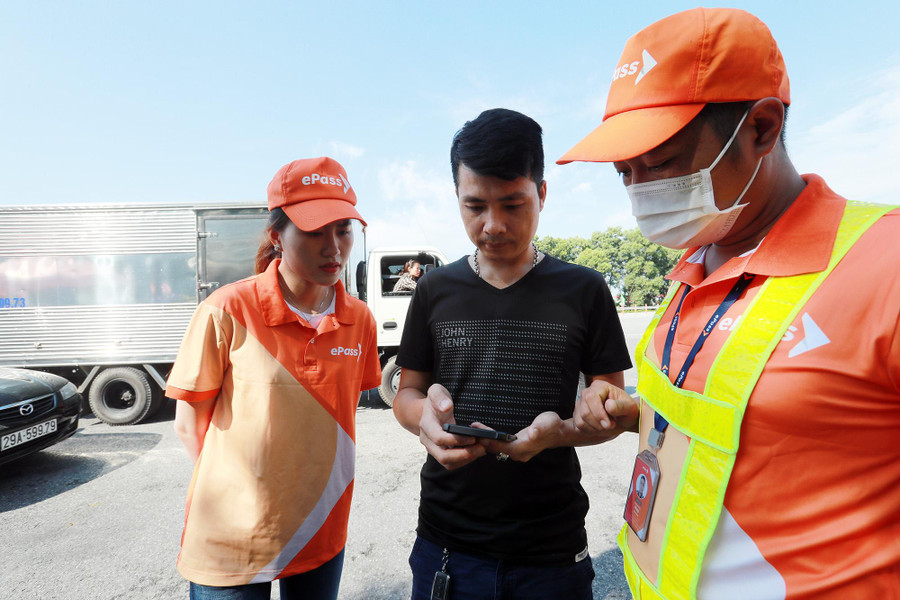 Ông Vũ Ngọc Oánh, Phó Giám đốc Công ty cổ phần BOT Pháp Vân - Cầu Giẽ cho biết tuyến cao tốc này có lưu lượng xe hàng ngày rất đông, bình quân có từ 60.000 lượt xe trong ngày và số lượng xe dán tem đã đạt trên 85%, còn lại có 15% chưa được dán.