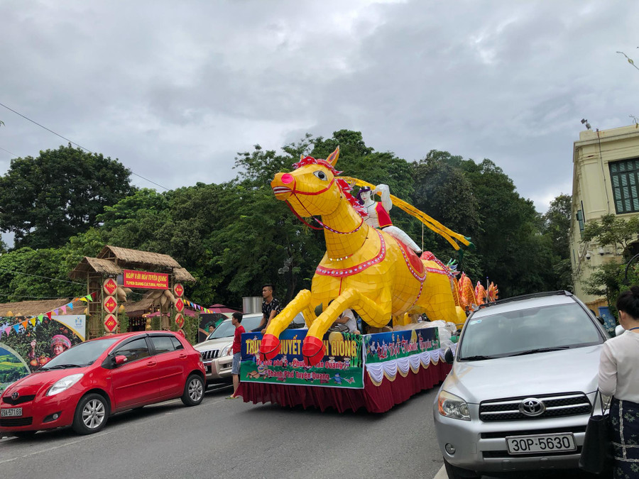 Đây là hai xe đèn "khủng" của hai tổ 2 và 9 phường Tân Quang, TP Tuyên Quang. Đây là hai xe đèn "khủng" của hai tổ 2 và 9 phường Tân Quang, TP Tuyên Quang.