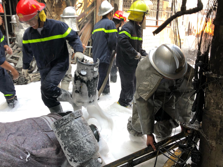 Ghi nhận lúc 10h30, lực lượng chức năng tếp tục dập lửa bằng bọt. Khí gas trong các bình bay ra ngoài mùi nồng nặc cả khu phố. Lực lượng chức năng yêu cầu người dân ra xa khỏi hiện trường và không dùng bật lửa, hút thuốc...