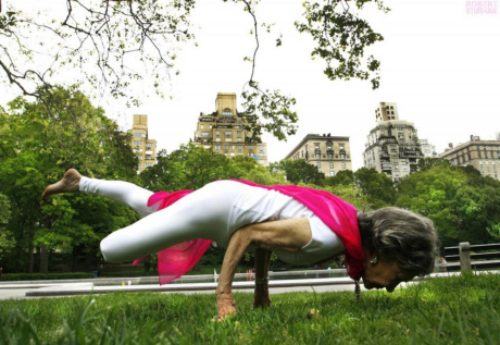 Trầm trồ xem cụ bà U100 tập yoga thuần thục - Ảnh 2 Tram tro xem cu ba U100 tap yoga thuan thuc - Anh 2