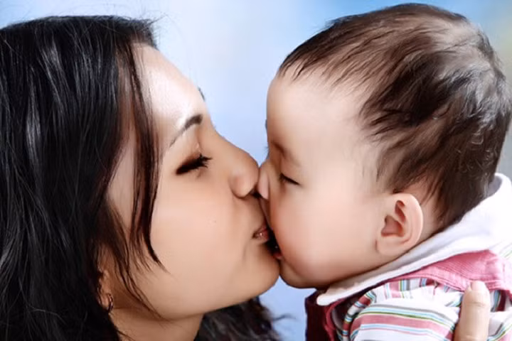 Bố mẹ phải biết tác hại khi hôn và bẹo má trẻ sơ sinh