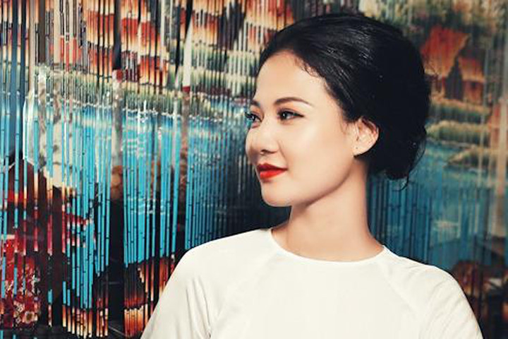 Hoa hậu Thể thao Trần Thị Quỳnh dịu dàng trong tà áo dài