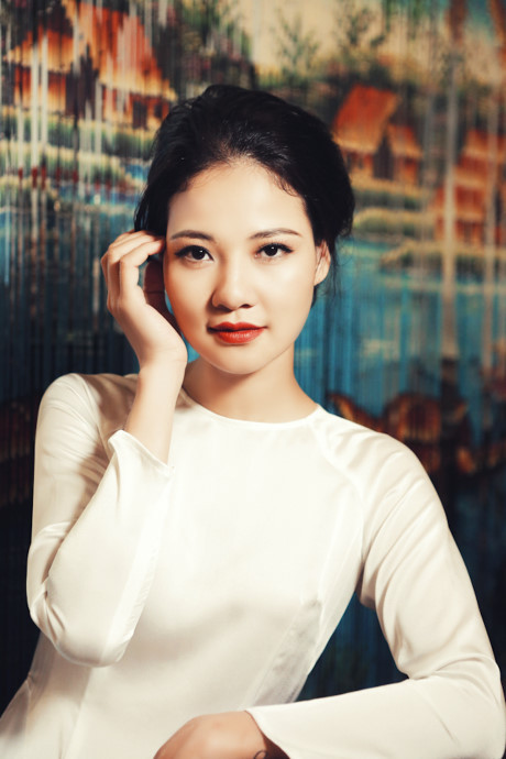 Hoa hậu Thể thao Trần Thị Quỳnh dịu dàng trong tà áo dài - Ảnh 1 Hoa hau The thao Tran Thi Quynh diu dang trong ta ao dai - Anh 1