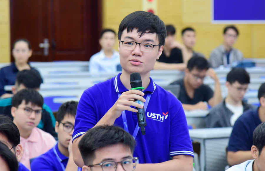 Sinh viên đặt câu hỏi, giao lưu, trao đổi với các chuyên gia trong lĩnh vực hàng không.