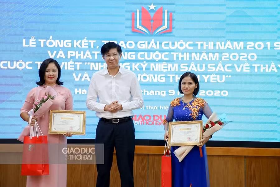 Ông Trịnh Xuân Hiếu trao giải cho các tác giả đoạt giải Ba